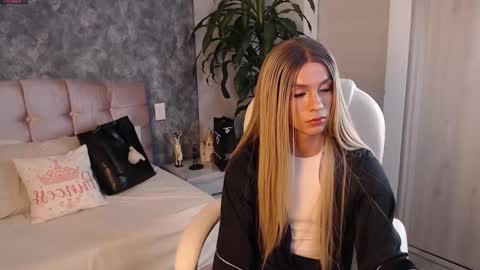 Snapshot of miaromanove_ss chatting on September 11, 2025, 6:35 am Mia Romanove online show from September 11, 2025, 6:35 am