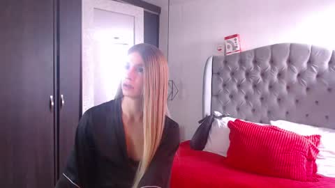 Snapshot of miaromanove_ss chatting on October 4, 2025, 12:25 pm Mia Romanove online show from October 4, 2025, 12:25 pm