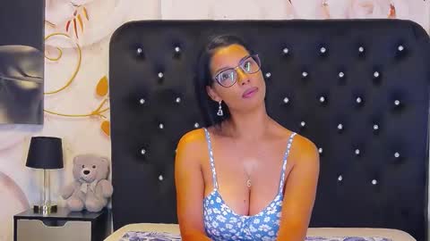 Mia online show from October 3, 2025, 12:02 pm