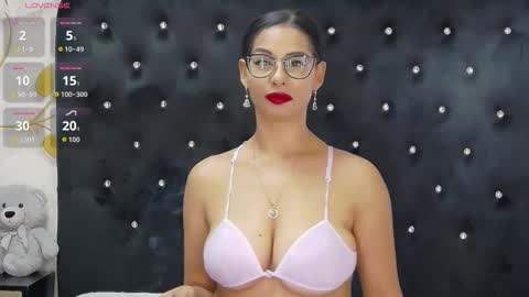 Mia online show from October 27, 2025, 1:04 pm