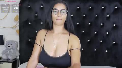 Mia online show from October 29, 2025, 1:35 pm