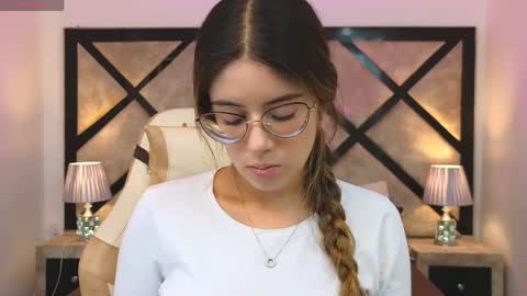 Mia online show from May 6, 2026, 7:19 pm