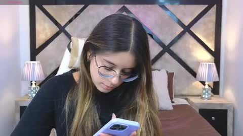 Mia online show from May 8, 2026, 7:30 pm