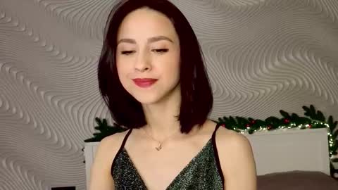 Mia online show from December 23, 2025, 10:13 am