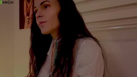 Mia online show from November 10, 2025, 3:55 pm