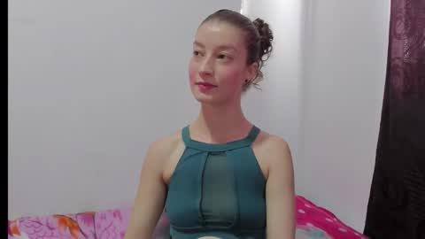 Snapshot of miavolkova_ chatting on October 27, 2025, 7:18 pm Chloe online show from October 27, 2025, 7:18 pm