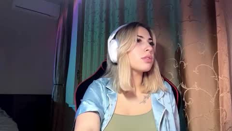 michellcrumpacker online show from November 3, 2025, 6:53 pm