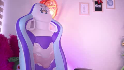 MICHELLE CHANG online show from December 5, 2025, 6:59 pm