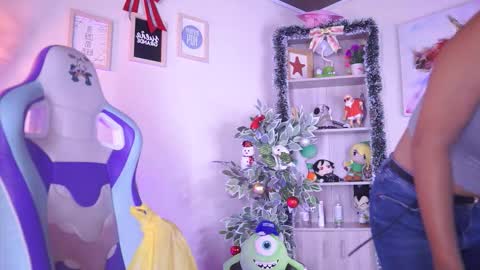 MICHELLE CHANG online show from December 17, 2025, 7:20 pm