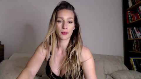 Snapshot of michellebele chatting on June 4, 2026, 8:26 pm MichelleBele online show from June 4, 2026, 8:26 pm
