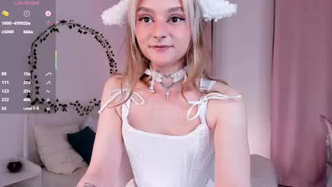 Snapshot of michellecoy chatting on September 26, 2025, 10:25 pm Michelle online show from September 26, 2025, 10:25 pm