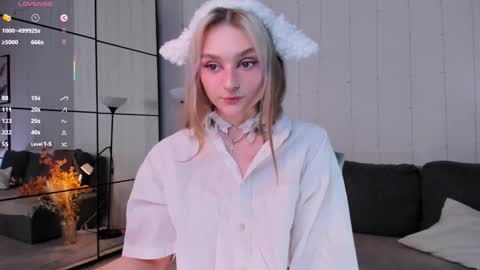 Snapshot of michellecoy chatting on October 3, 2025, 9:45 pm Michelle online show from October 3, 2025, 9:45 pm