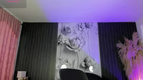michellepreston_ online show from April 23, 2026, 12:04 pm