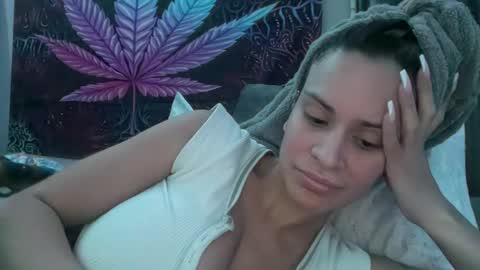 Snapshot of micielo87 chatting on March 4, 2025, 6:26 am Skye online show from March 4, 2025, 6:26 am