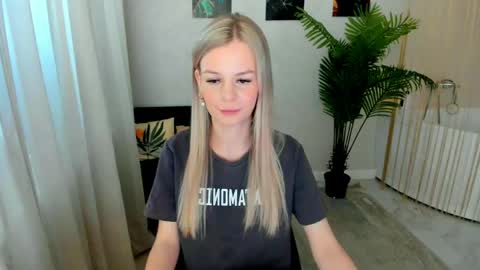 midnighteaura online show from May 6, 2026, 12:32 pm