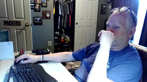 midwestdad09 online show from April 29, 2026, 2:43 pm