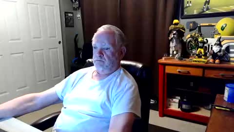 midwestdad09 online show from May 4, 2026, 8:54 am