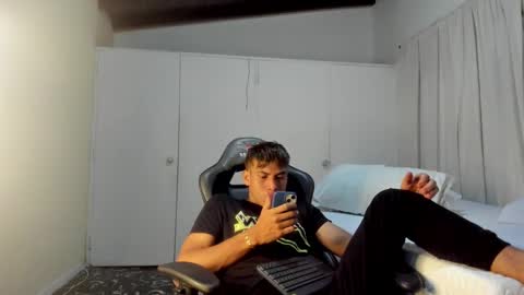 Snapshot of miguel_hz chatting on March 11, 2025, 9:04 pm Miguel Hernandez online show from March 11, 2025, 9:04 pm