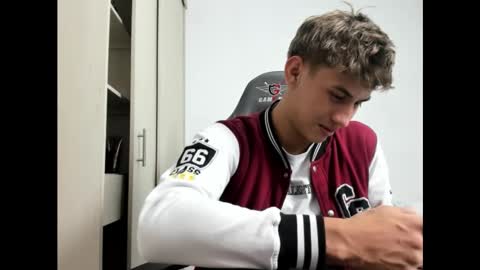 Snapshot of miguel_hz chatting on September 12, 2025, 2:11 am Miguel Hernandez online show from September 12, 2025, 2:11 am