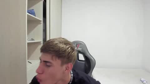 Snapshot of miguel_hz chatting on November 26, 2025, 7:15 pm Miguel Hernandez online show from November 26, 2025, 7:15 pm