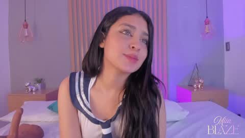 Mia online show from April 30, 2026, 2:12 pm