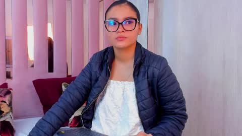 Mia  online show from September 16, 2025, 9:32 am