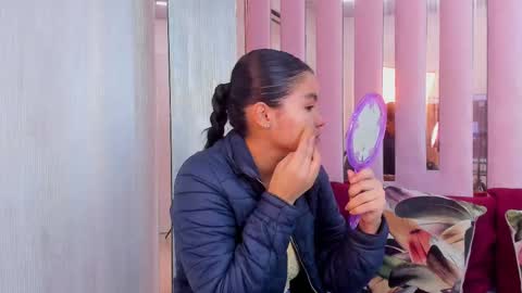 Mia  online show from September 17, 2025, 9:33 am