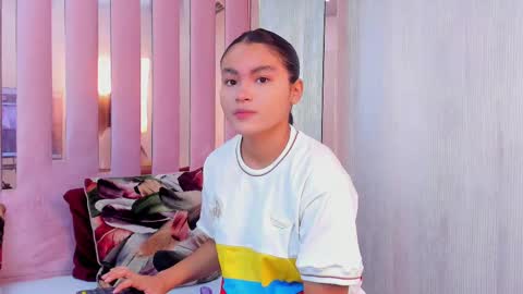 Mia  online show from September 20, 2025, 9:54 am