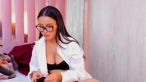 Mia  online show from September 26, 2025, 10:08 am