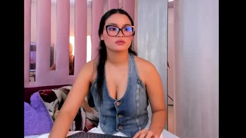 Mia  online show from October 13, 2025, 11:10 am