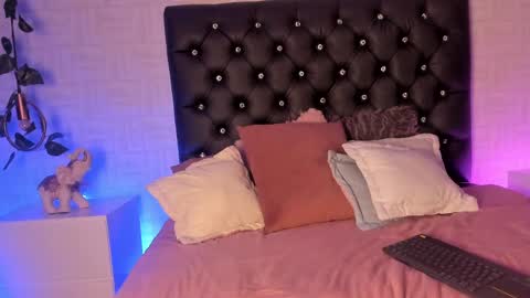 Mia online show from February 26, 2025, 11:15 pm