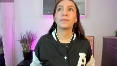 Snapshot of miia_taylors chatting on December 9, 2024, 11:26 am Miia 3 online show from December 9, 2024, 11:26 am