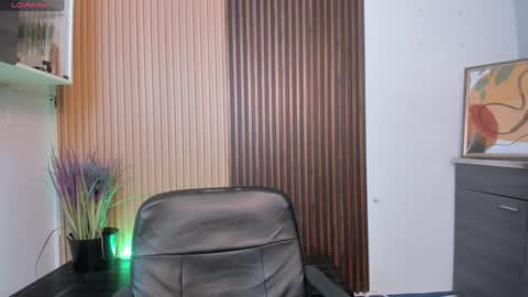 Snapshot of miia_taylors chatting on December 23, 2024, 12:08 pm Miia 3 online show from December 23, 2024, 12:08 pm