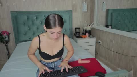 miia_velvett online show from April 14, 2026, 3:18 pm