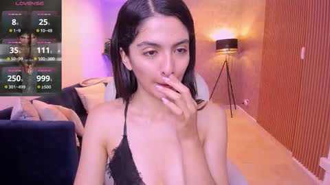 Mia online show from November 13, 2025, 11:09 am