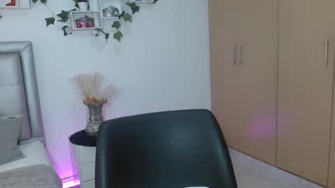 miiaa_k online show from May 5, 2026, 8:55 am