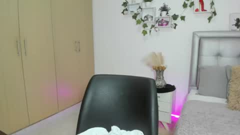 miiaa_k online show from June 19, 2026, 11:25 am