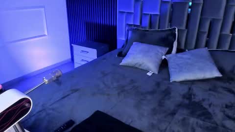 Mia Monroe online show from November 19, 2025, 8:20 pm