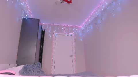 mikaella_nicole online show from April 28, 2026, 8:14 pm