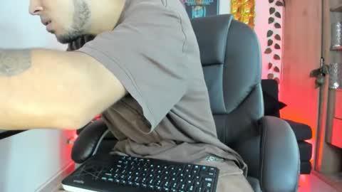 Snapshot of mikee_scooth chatting on December 27, 2024, 9:43 pm mikee_scooth online show from December 27, 2024, 9:43 pm