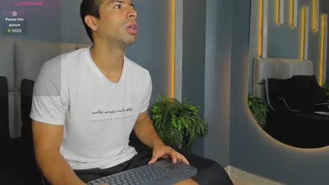 Snapshot of mikepark_ chatting on October 3, 2025, 11:18 am MIKE PARK  online show from October 3, 2025, 11:18 am