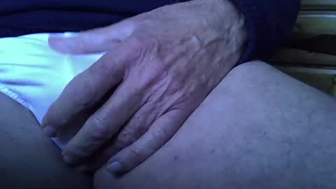 Snapshot of mikeybed chatting on December 17, 2024, 12:33 pm mikeybed online show from December 17, 2024, 12:33 pm