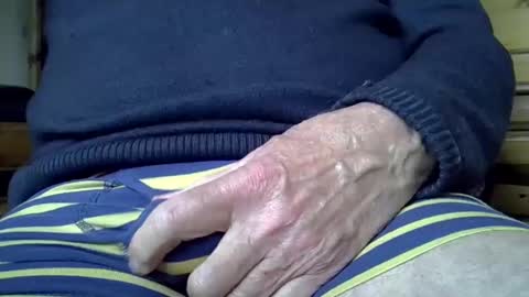 Snapshot of mikeybed chatting on December 18, 2024, 12:18 pm mikeybed online show from December 18, 2024, 12:18 pm