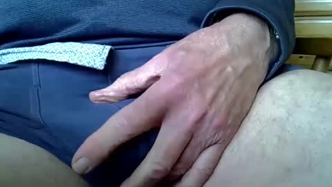 Snapshot of mikeybed chatting on January 22, 2025, 12:27 pm mikeybed online show from January 22, 2025, 12:27 pm