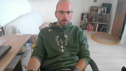 mikmik91 online show from September 24, 2025, 9:45 am