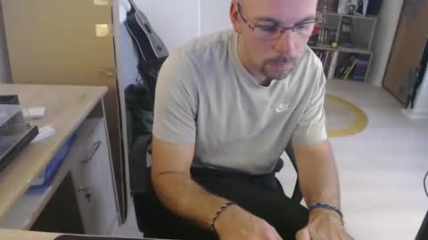 mikmik91 online show from October 15, 2025, 2:17 pm