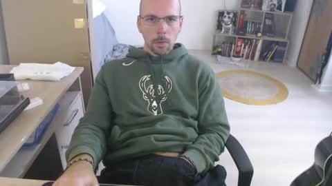 mikmik91 online show from October 16, 2025, 9:54 am