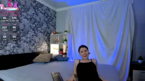 Leila blond and Bella black online show from September 12, 2025, 9:53 am