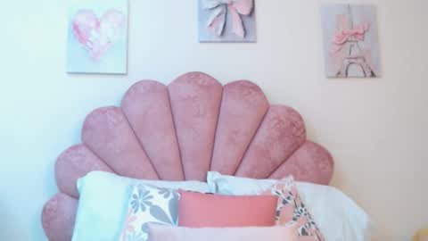 mila_adamss online show from May 6, 2026, 10:42 am