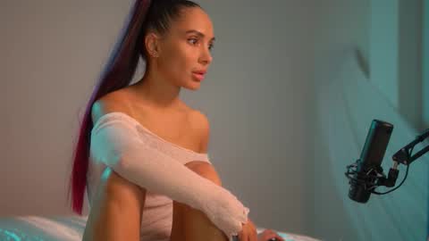 mila may  online show from September 21, 2025, 3:46 pm